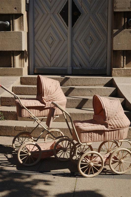 Konges SlØjd Minnie Puppenwagen Cherry Blush – Bild 2